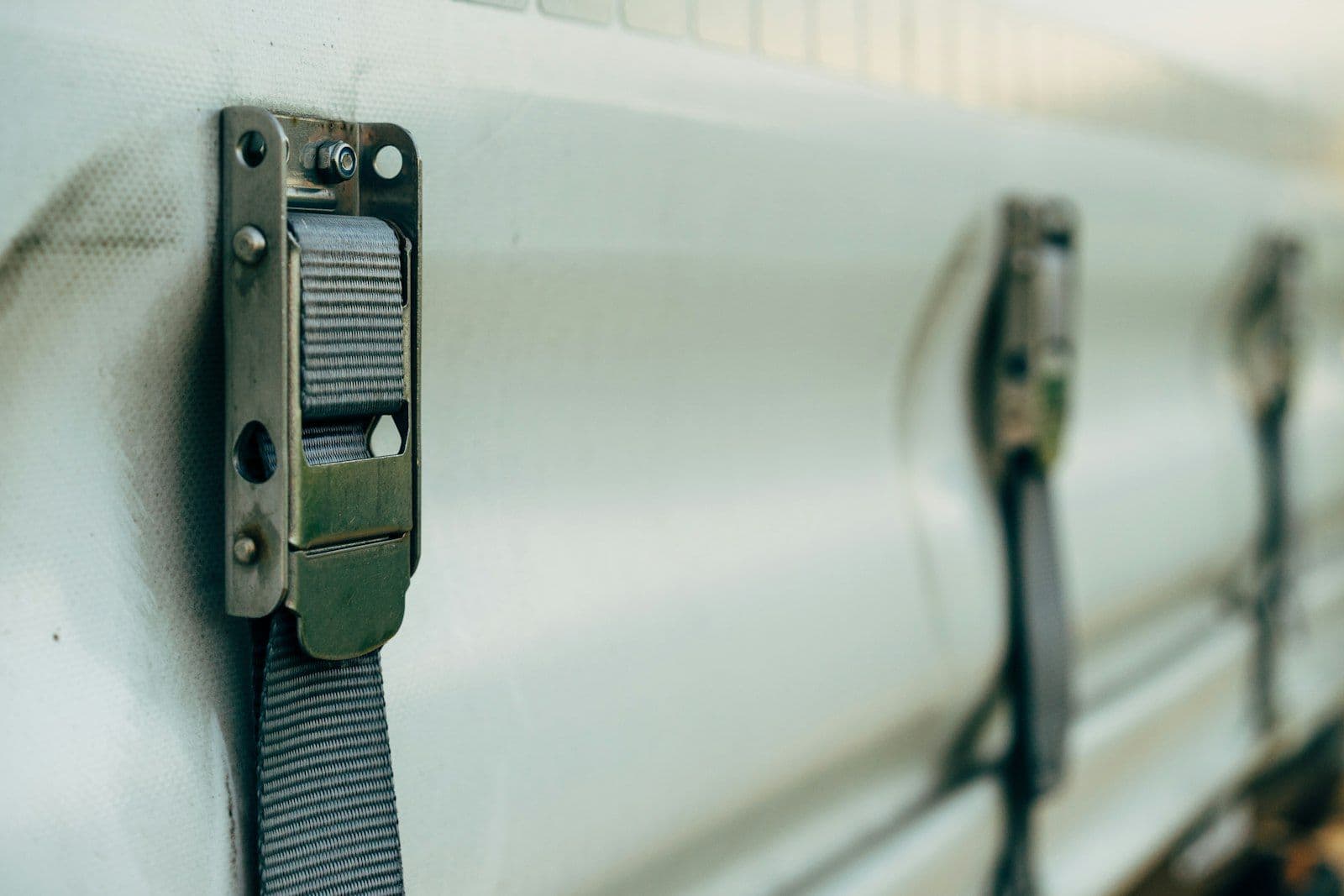 How Many Straps Does Your Load Legally Need? The WLL Math